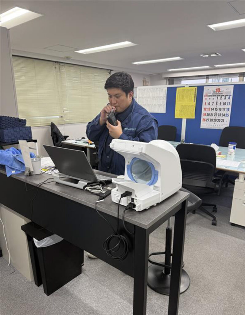 アルコール測定を行っている様子