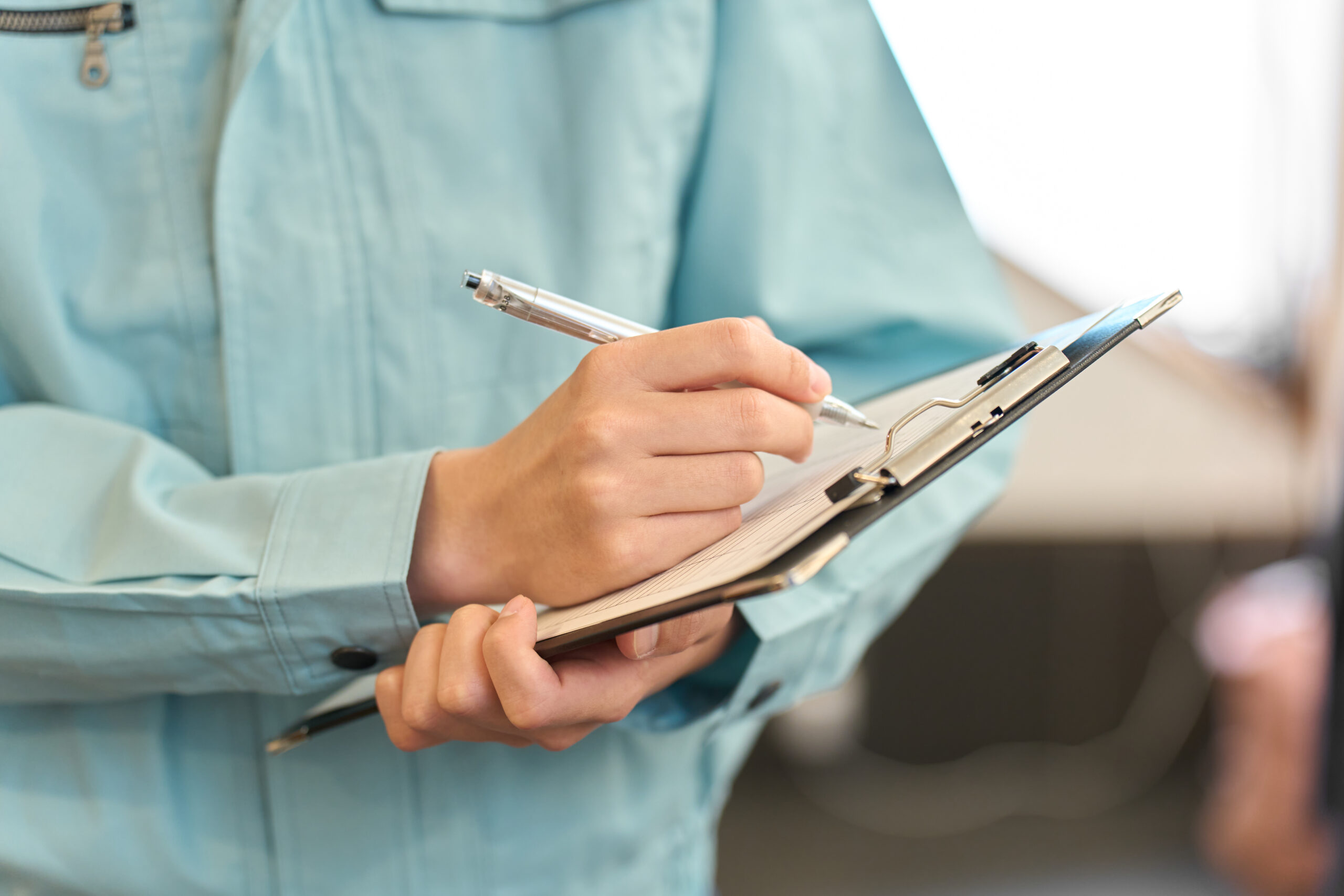 スタッフがチェックリストに記入をしている様子