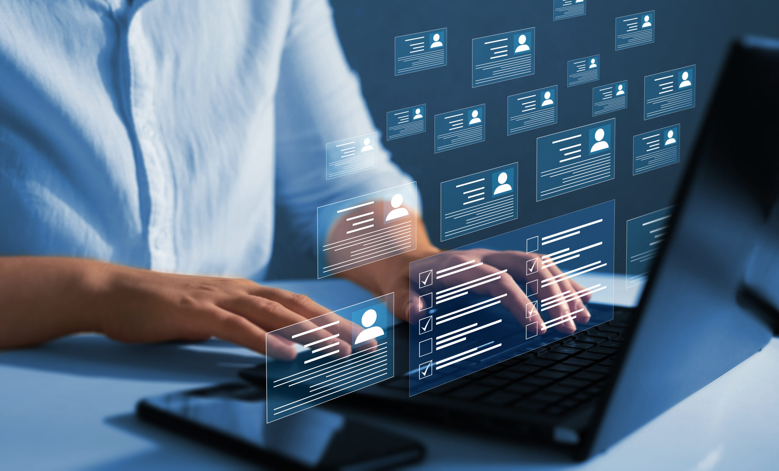 管理者がシステムで情報を確認している様子